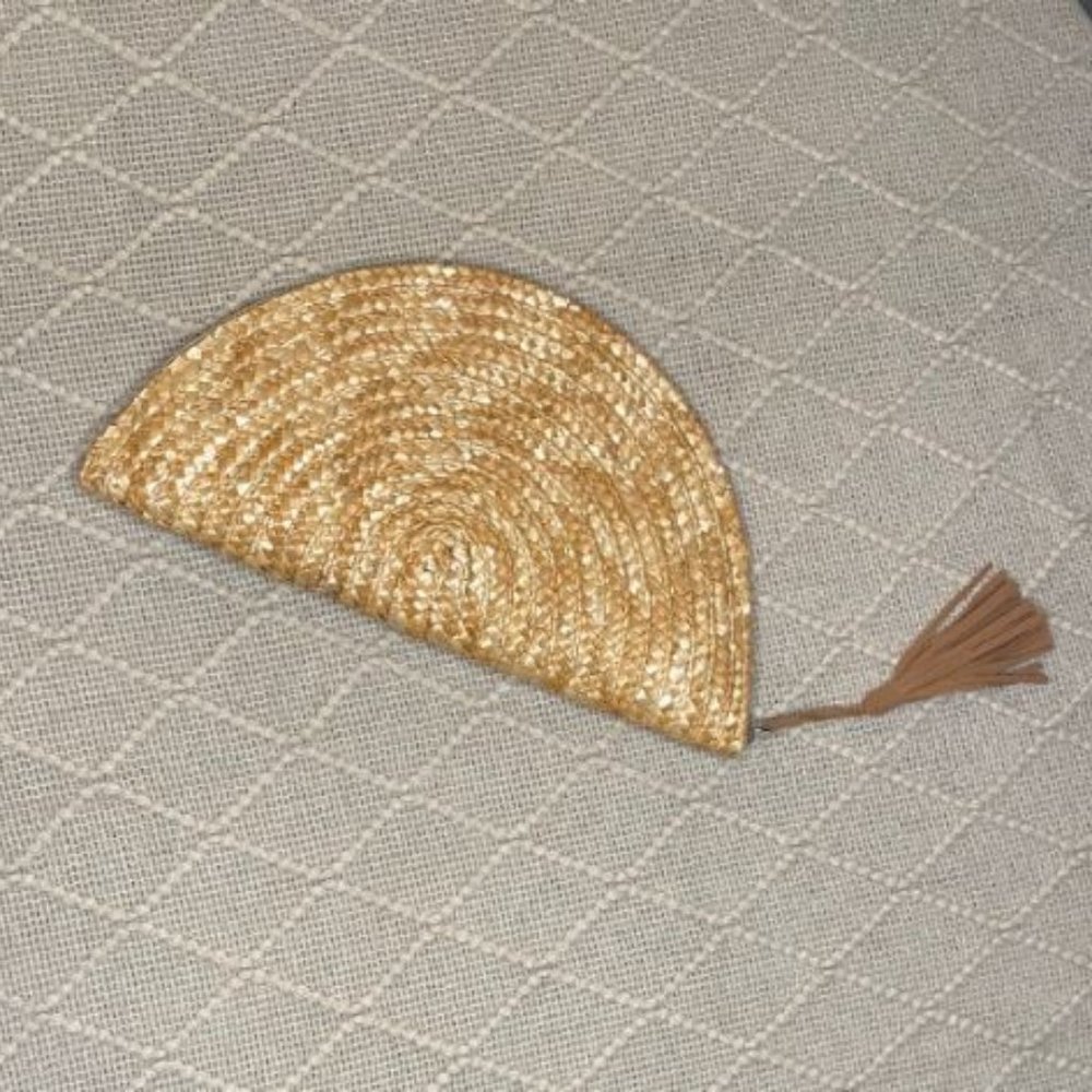 3/$30 (items $20 or less) SHIRALEAH JUTE CLUTCH W/TASSEL